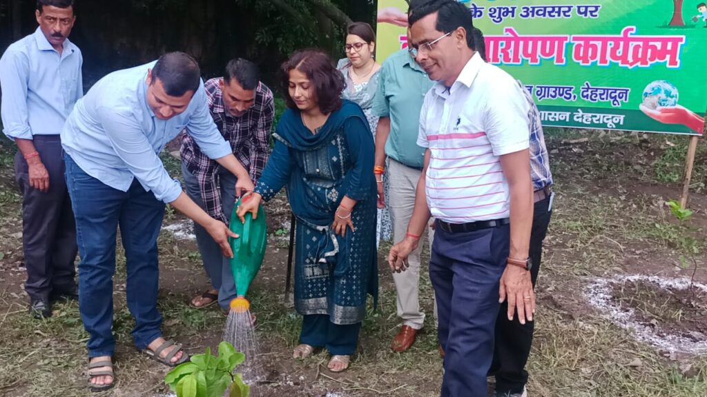 सीडीओ एवं मुख्य नगर आयुक्त नगर निगम ने किया वृक्षारोपण