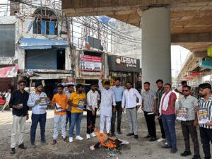 पेपर लीक मामले में युवा कांग्रेस ने फंूका केन्द्रीय शिक्षा मंत्री का पुतला