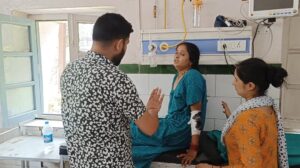 कार ने मारी मां-बेटी को टक्कर, घायल