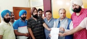 सर्विस रोड पर भारी वाहनों पर लगे प्रतिबंध, व्यापारियों ने दिया ज्ञापन