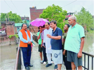 निवर्तमान मेयर रामपाल सिंह ने जलभराव की स्थिति का लिया जायजा