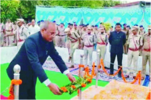 पुलिस लाइन में शहीद स्मारक स्थल पर शहीदों को दी श्रद्धांजलि