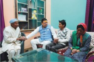 सीएम धामी ने हिमांशु नेगी के घर पर जाकर उनके परिवारजनों से की भेंट