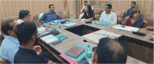 डीएम ने ऋषिपर्णा सभागार कलेक्ट्रेट में की समीक्षा बैठक