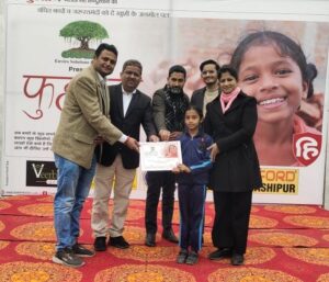 बार एसोसिएशन ने प्राइमरी विद्यालय में बच्चों जरूरत का अन्य सामान प्रदान किया