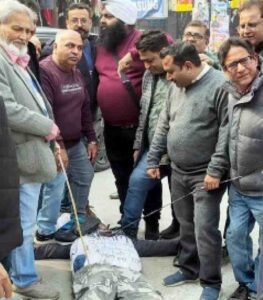 खत्री समाज का अपमान करने पर उत्तरांचल पंजाबी महासभा ने अनिल का फूंका पुतला