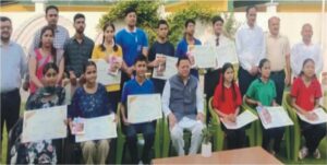 मेधावी विद्यार्थियों को सीएम ने किया सम्मानित