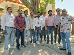 चोरी के खुलासे को लेकर कोतवाली प्रभारी से मिले पत्रकार