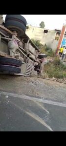 अनियंत्रित होकर पलटी बस, स्कूली बच्चे व श्रमिक घायल