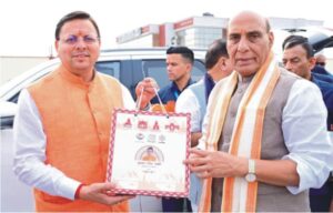 सीएम धामी ने किया केंद्रीय रक्षा मंत्री को चारों धामों का प्रसाद भेंट