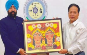 रेशम से बनी मां नंदा सुनंदा की तस्वीर राज्यपाल को भेंट की