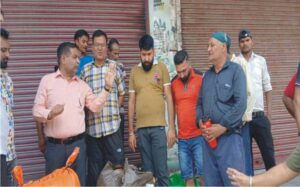 साप्ताहिक बाजार पर व्यापार मंडल ने हटवाए फड़