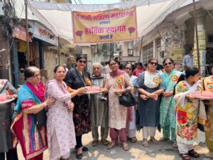 श्री पंजाबी महिला महासभा ने किश शर्बत वितरण