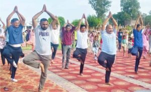 नानकमत्ता में अंतरराष्ट्रीय योग दिवस पर विभिन्न स्थानों पर किया योग