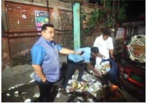 रात में सड़क पर डाल रहे थे कूड़ा, मेयर ने रंगेहाथ पकड़ा