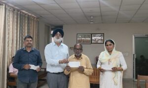 विधायक ने किया मुख्यमन्त्री विवेकाधीन कोष से प्राप्त चैकों का वितरण
