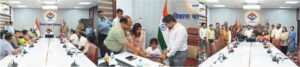 मुख्य विकास अधिकारी अभिनव शाह ने बीज राखियों का अनावरण करते हुए स्कूली बच्चों को राखियां वितरित की
