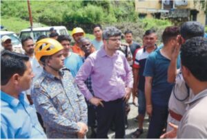 जिलाधिकारी ने स्थानीय लोगों से सुरक्षित स्थान पर रहने की अपील की