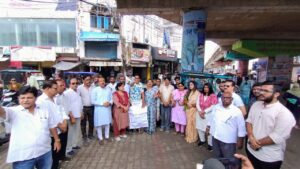 कांग्रेसियों ने फूंका मुख्यमंत्री धामी का पुतला