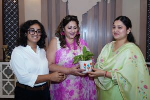 बच्चों की प्रतिभा दिखाने के लिए उर्वशी बाली ने सीएम की पत्नी को दिया काशीपुर आने का निमंत्रण