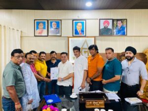 प्राथमिक विद्यालय भवन की मरम्मत हेतु लायंस क्लब ग्रेटर ने दिया मेयर को ज्ञापन