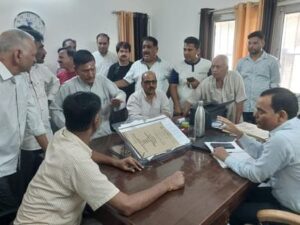 स्मार्ट मीटर के विरोध में उपभोक्ताओं ने किया एई का घेराव