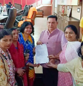 मानदेय वृद्धि की मांग को लेकर आंगनवाड़ी कार्यकत्रियों ने मेयर को दिया ज्ञापन