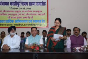 ब्लॉक प्रमुख सहित सभी जनप्रतिनिधियों को नगर आयुक्त रविंद्र सिंह बिष्ट ने शपथ दिलाई