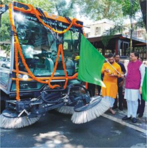 मुख्यमंत्री धामी ने किया वैक्यूम बेस्ड रोड स्वीपिंग मशीन का फ्लैग ऑफ