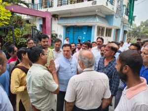 पिछले कई दिनों से चले आ रहे विवाद को महापौर ने  खुद मौके पर पहुंच सर्व सम्मति से समाप्त कराया