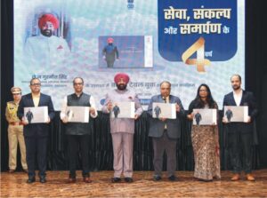 राज्यपाल ने किया उत्कृष्ट कार्यों के लिए कार्मिकों को सम्मानित