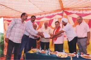 महापौर दीपक बाली द्वारा काशीपुर के कराए जा रहे चहुमुंखी विकास से अभीभूत होकर कौशांबी कॉलोनी के लोगों ने महापौर का शानदार अभिनंदन किया