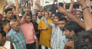 नगर निगम द्वारा ई-रिक्शाओं पर लगाये गये शुल्क के विरोध में रिक्शा चालकों ने की हड़ताल