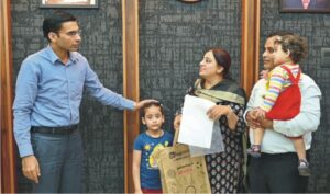 शिक्षिका कनिकाय मिला समाधानय वेतनय प्रमाण पत्र