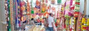 त्यौहारों पर खरीदारी को लेकर बाजार में बढ़ी भीड, दुकानदारों के चेहरे खिले