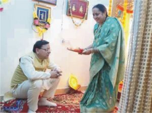 भाईदूज मनाने अपने घर पहुंचे सीएम धामी