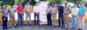 सूर्या रोशनी ने पुलिस को दिये 45 रिफ्लेक्टर युक्त बैरियर