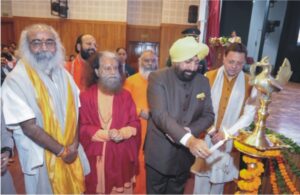 पुष्कर धामीः हिमालय की जीवंत ऊष्मा (हिंदी-अंग्रेजी) पुस्तक की लेखिका संभावना पंत द्वारा किया गया है संकलन