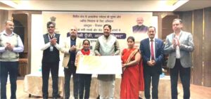 वृहद शिविर में लाभार्थियों को वितरित किए चेक