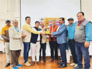 प्रतियोगिता में 16 मेडल जीतने वाले रवि मोहन को ट्राॅफी देकर सम्मानित किया