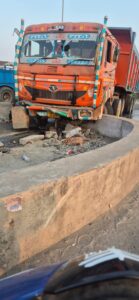 फ्लाईओवर पर डंपर की टक्कर से रोटरी टूटने से फंसा डम्पर, लगा जाम