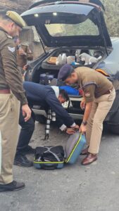 पैगा पुलिस एवं उत्तर प्रदेश की भगतपुर पुलिस ने बार्डर पर चलाया सघन चैकिंग अभियान