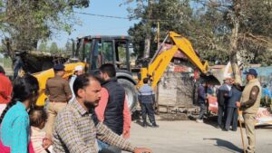 राजस्व विभाग व लोनिवि की संयुक्त टीम ने हटाया अतिक्रमण