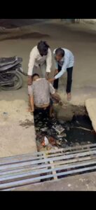 नाले के स्लैब टूटे होने से आये दिन हो रहीं दुर्घटनाएं, मेयर से की इन्हें सही करने की मांग