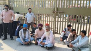 धान खरीद न होने से गुस्साए किसानों ने मंडी समिति के मुख्य मार्ग पर तालाबंदी कर किया प्रदर्शन