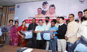 महापौर दीपक बाली ने पर्यावरण मित्रों को वितरित की वर्दी व स्वास्थ्य सुरक्षा किट