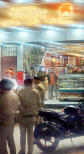 अवैध रूप से संचालित फ्लेवर हुक्का बार पर पुलिस की रेड, मालिक सहित आठ का चालान