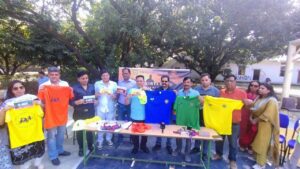 महापौर दीपक बाली ने प्रतिभागियों को प्रदान की टी-शर्ट्स