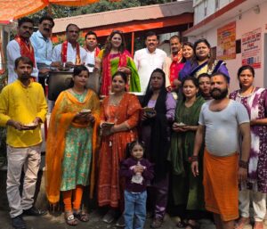 उर्वशी बाली के नेतृत्व में हिंदू वाहिनी संगठन ने मोटेश्वर मंदिर पर बांटा खिचड़ी का प्रसाद
