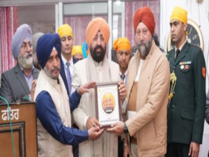 राज्यपाल ने श्री गुरु गोबिंद सिंह जी के प्रकाश पर्व के पावन अवसर पर गुरुद्वारा श्री हरकिशन साहिब में टेका मत्था